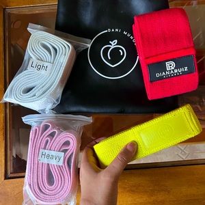 Dani Munoz fit resistance bands